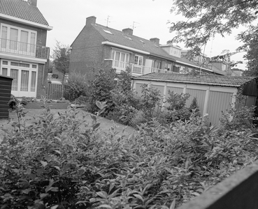 884260 Gezicht op de achtertuin van de woning Prof. Ritzema Boslaan 73 te Utrecht.